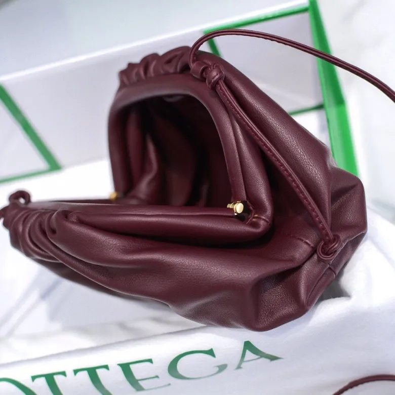 Batch 1120 Bottega Veneta cloud bag ☁️POUCH series original plain calfskin, super low-key and eye-catching, soft and casual. Major internet celebrity bloggers are crazy about calling it fashionable and classy, ​​lazy and intellectual. Small size: 23*13*8 (small cloud plain) burgundy, model: 6671